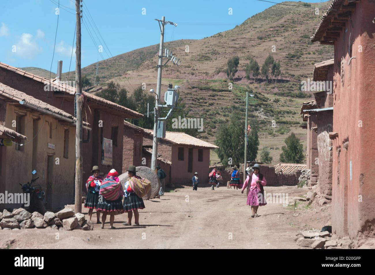 Le donne di un villaggio nelle Ande hanno formato una cooperativa e producono cinture, borse, panni, che vendono ai turisti. Piano di ONG fornisce formazione e materiali, telai e macchine da cucire. I profitti sono divisi 50% alla comunità, 50% per i singoli donna Foto Stock