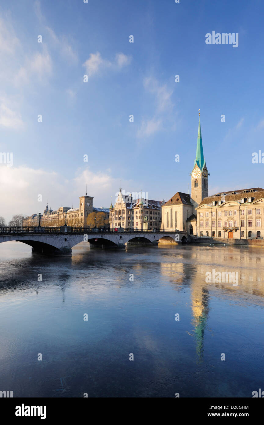 Chiesa Frauenmuenster con fiume Limmat in primo piano, Zurigo, Svizzera Foto Stock