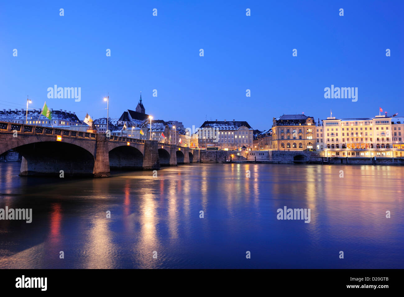 Città illuminata di Basilea con il fiume Reno in primo piano, Basilea, Svizzera Foto Stock