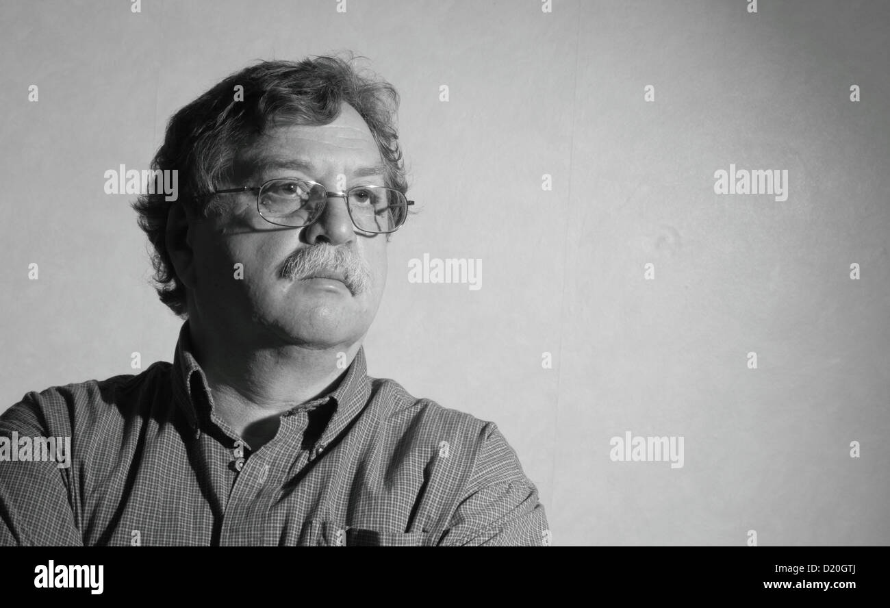 Uomo di mezza età con gli occhiali e un plaid shirt Foto Stock