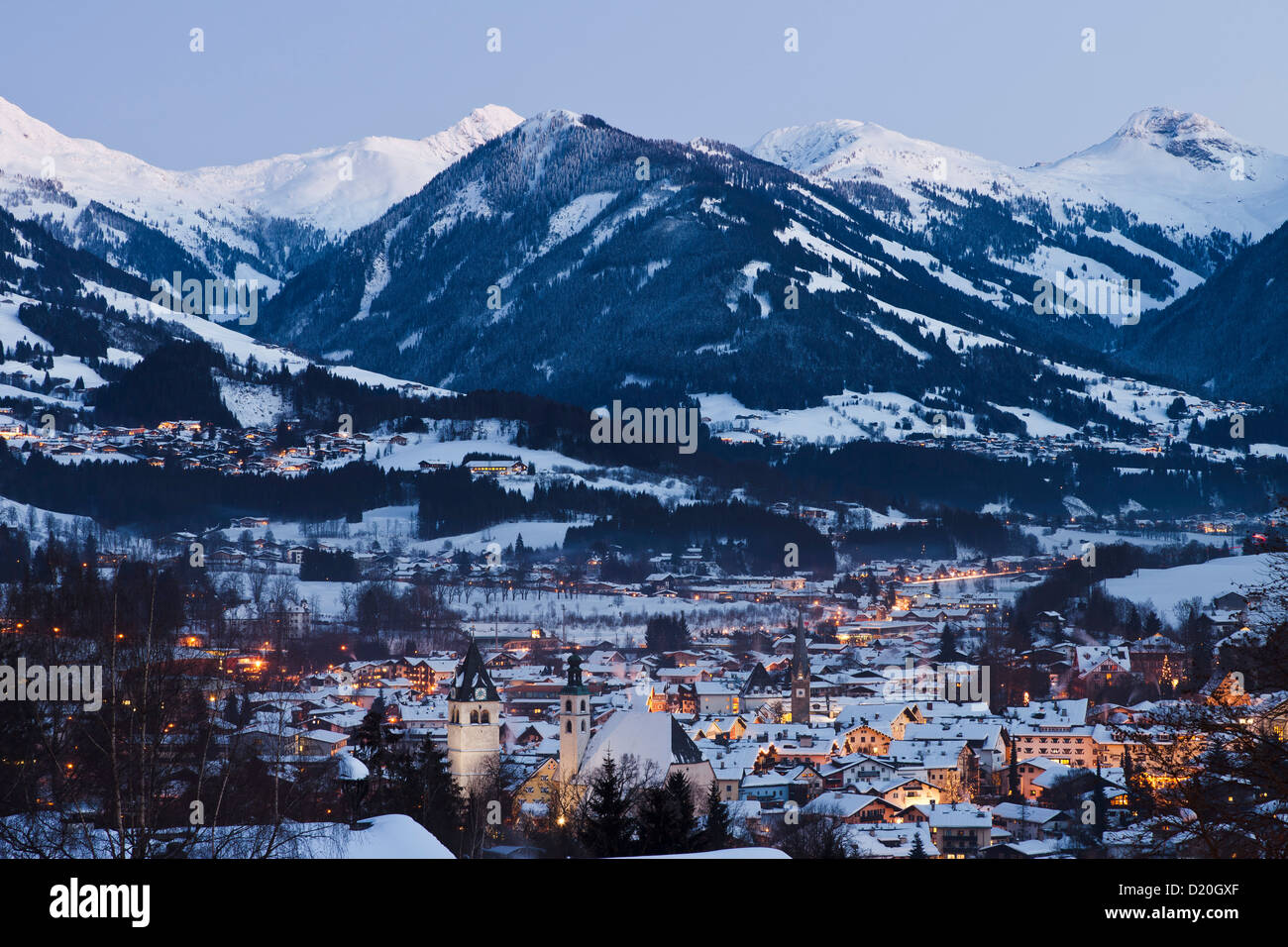 Città vecchia di sera, la Chiesa Parrocchiale e la chiesa di Liebfrauen, Vorderstadt, Kitzbuhel, Tirolo, Austria Foto Stock