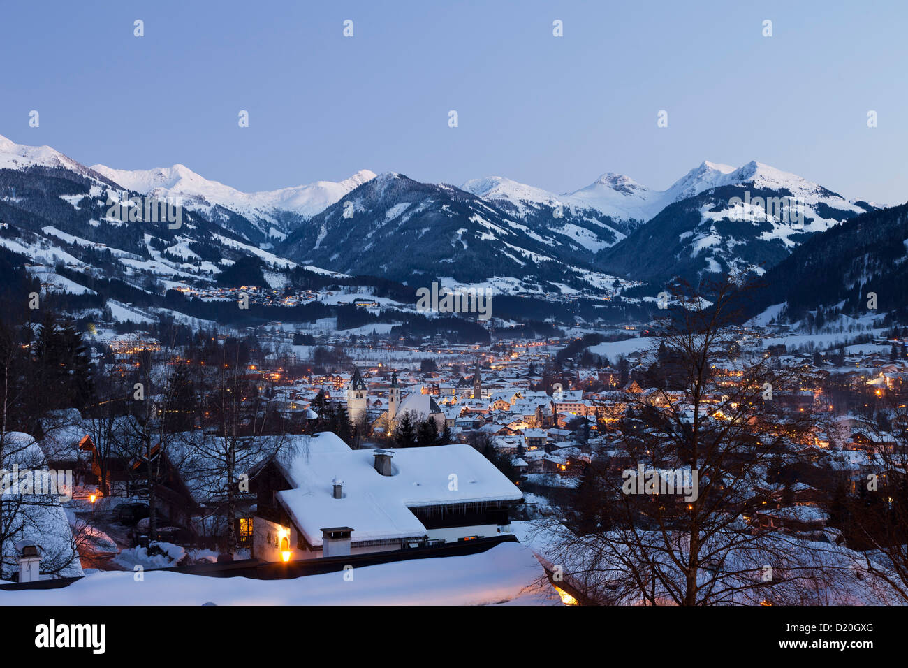 Città vecchia di sera, la Chiesa Parrocchiale e la chiesa di Liebfrauen, Vorderstadt, Kitzbuhel, Tirolo, Austria Foto Stock