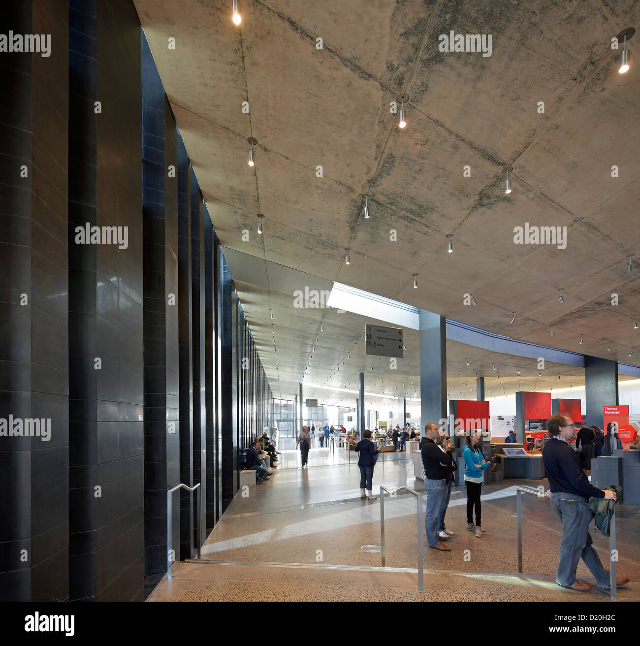 Giant's Causeway Visitor Center, Bushmills, Regno Unito. Architetto: heneghan peng architetti, 2012. Vista attraverso exhibition h Foto Stock