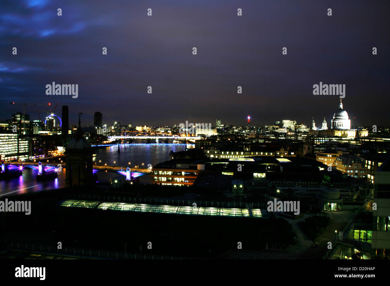 Vista dello Skyline di St Pauls Cathedral e il fiume Tamigi dalla città di Londra, Regno Unito Foto Stock