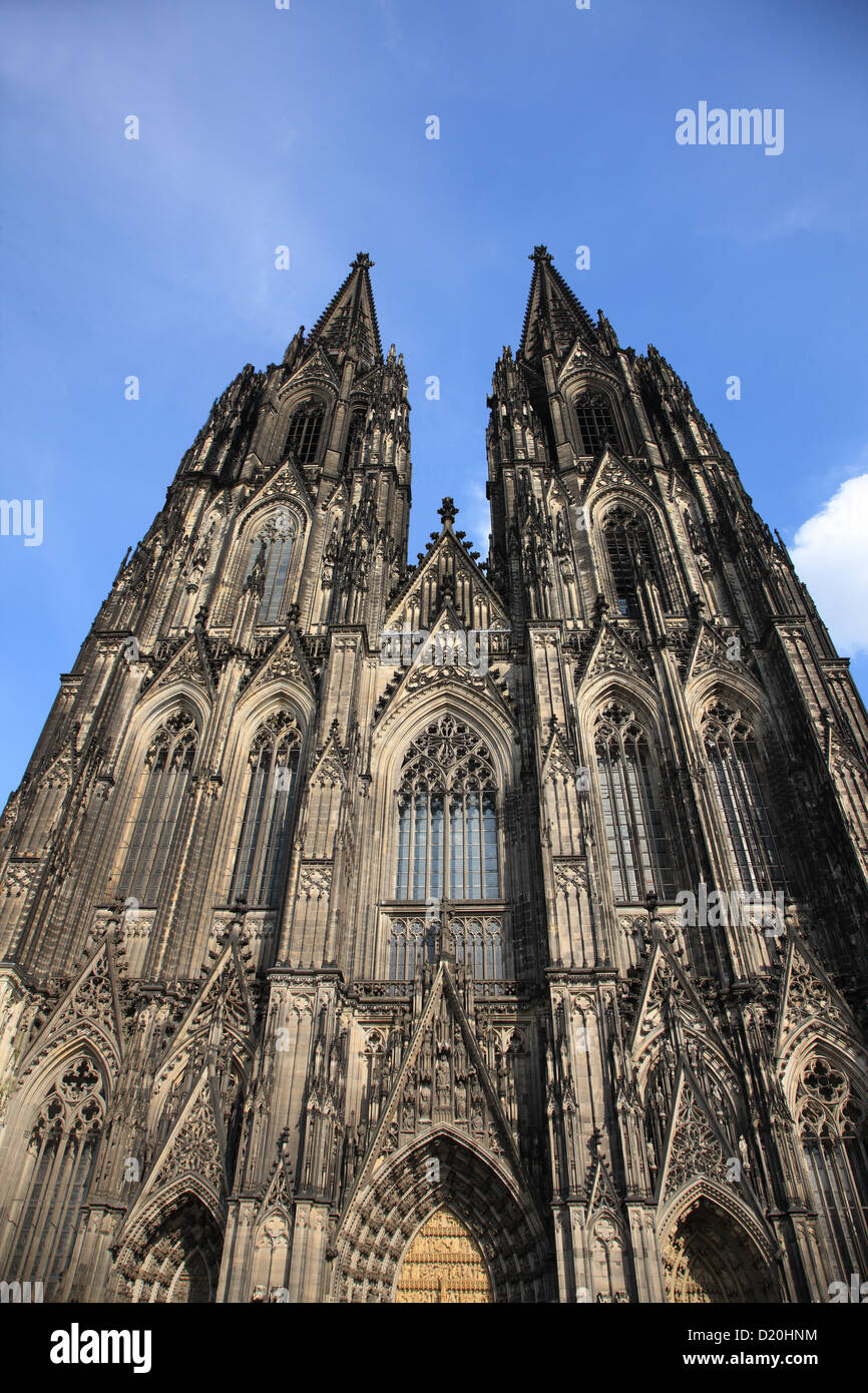 In Germania, in Renania settentrionale-Vestfalia, Colonia, Cattedrale, vista frontale, angolo basso Foto Stock