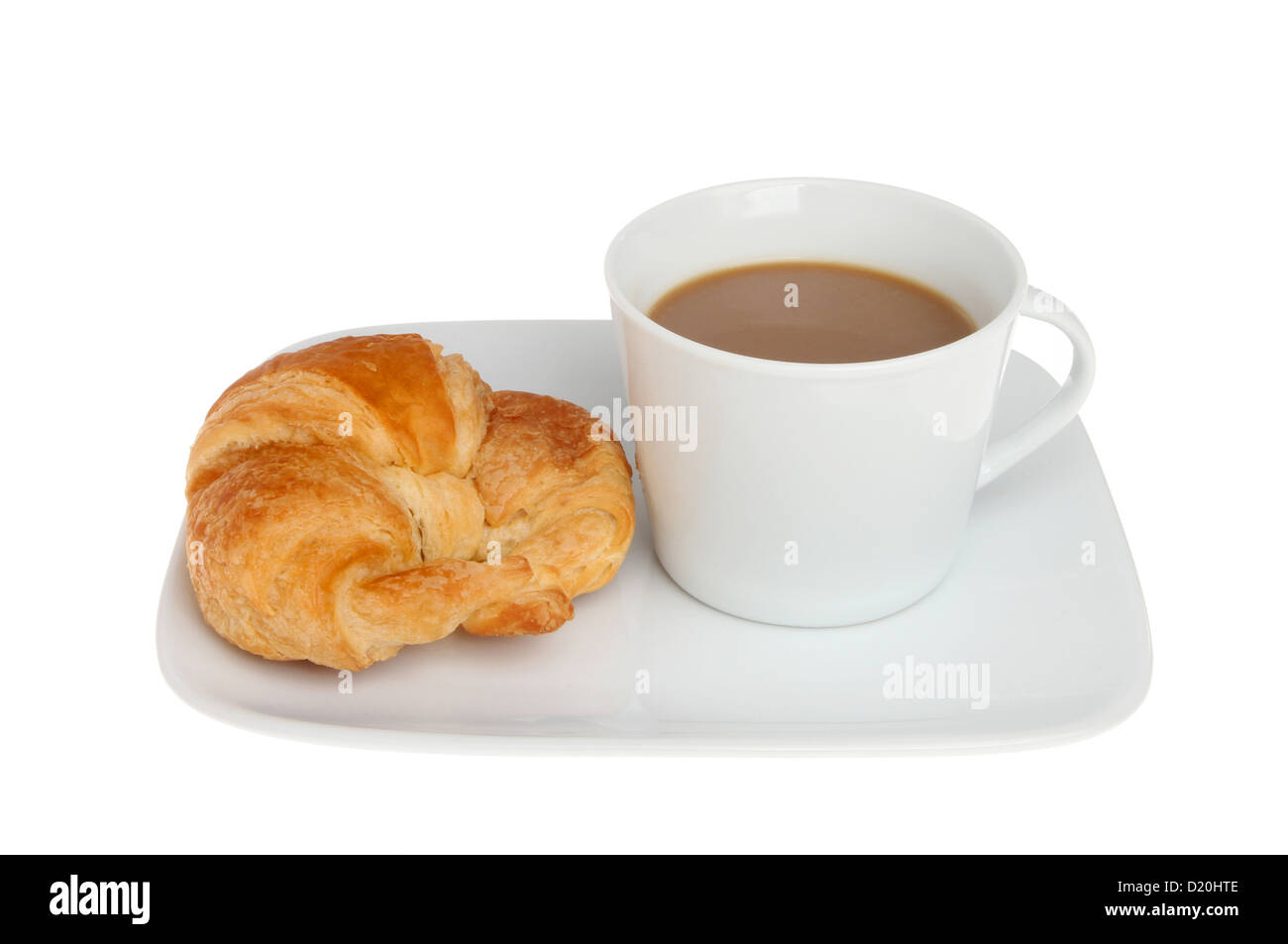 Caffè e un croissant su una piastra isolata contro bianco Foto Stock