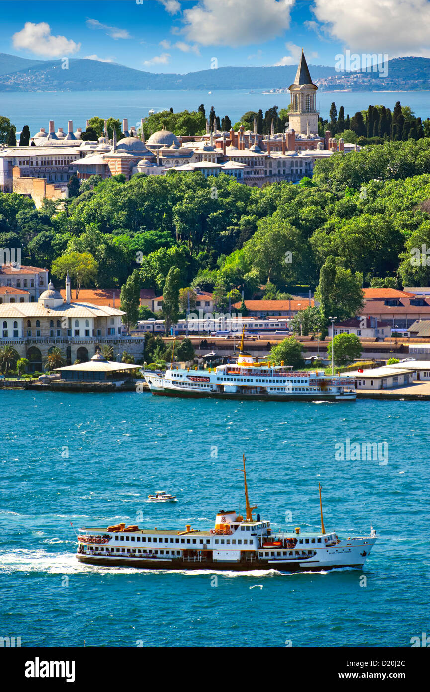 Il Topkapi Palace su Sarayburnu o Serraglio punto e le rive del Golden Horn in primo piano, Istanbul Turchia Foto Stock