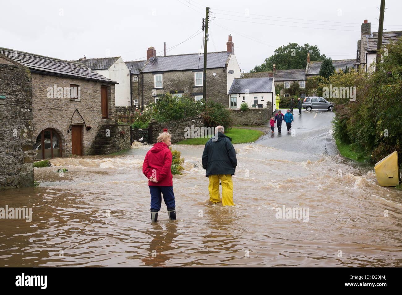 Acqua di inondazione nel villaggio di Bellerby, North Yorkshire, settembre 2013. Foto Stock