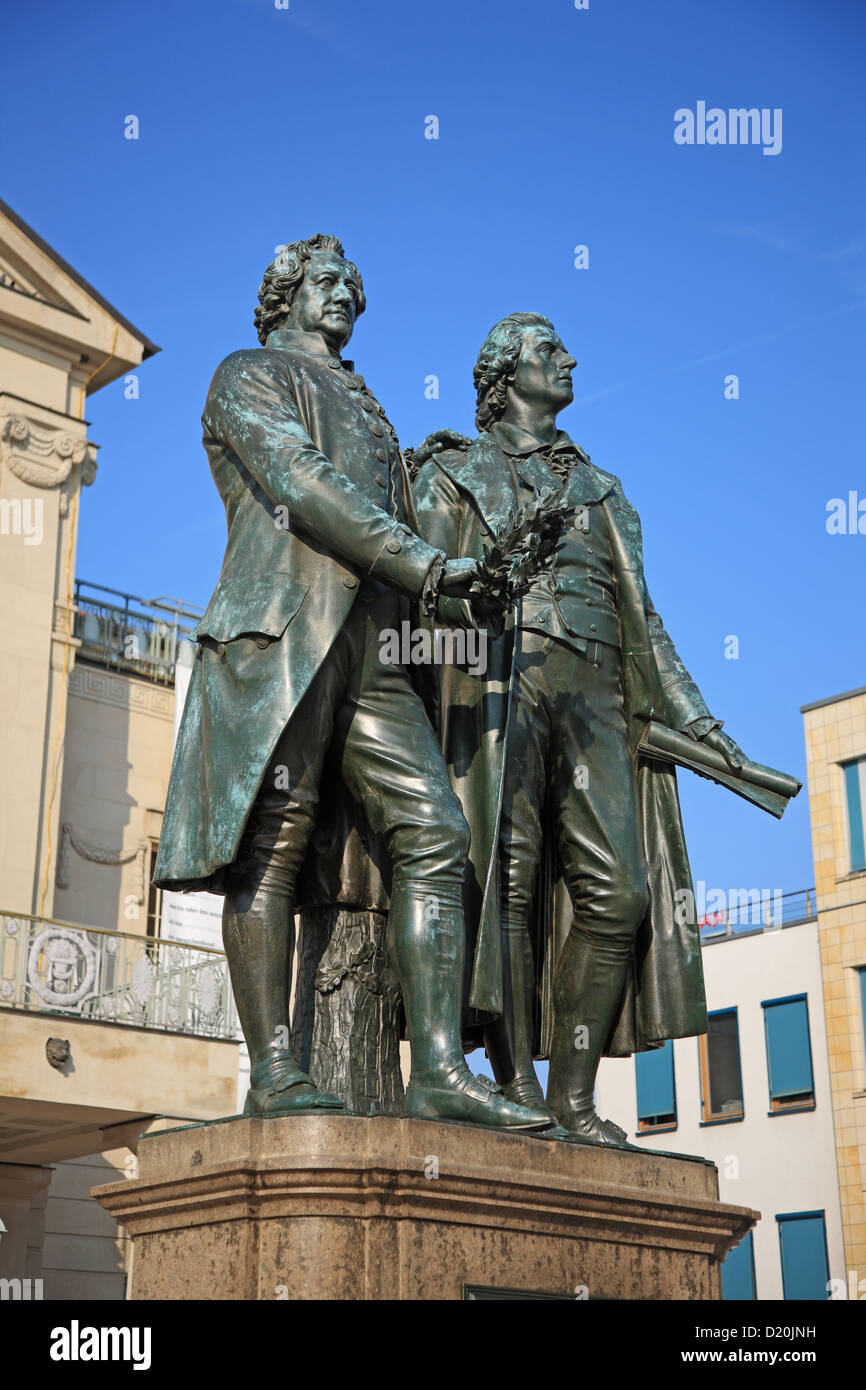 Memoriale di Goethe e Schiller davanti al Teatro Nazionale di Weimar, Turingia, Germania Foto Stock