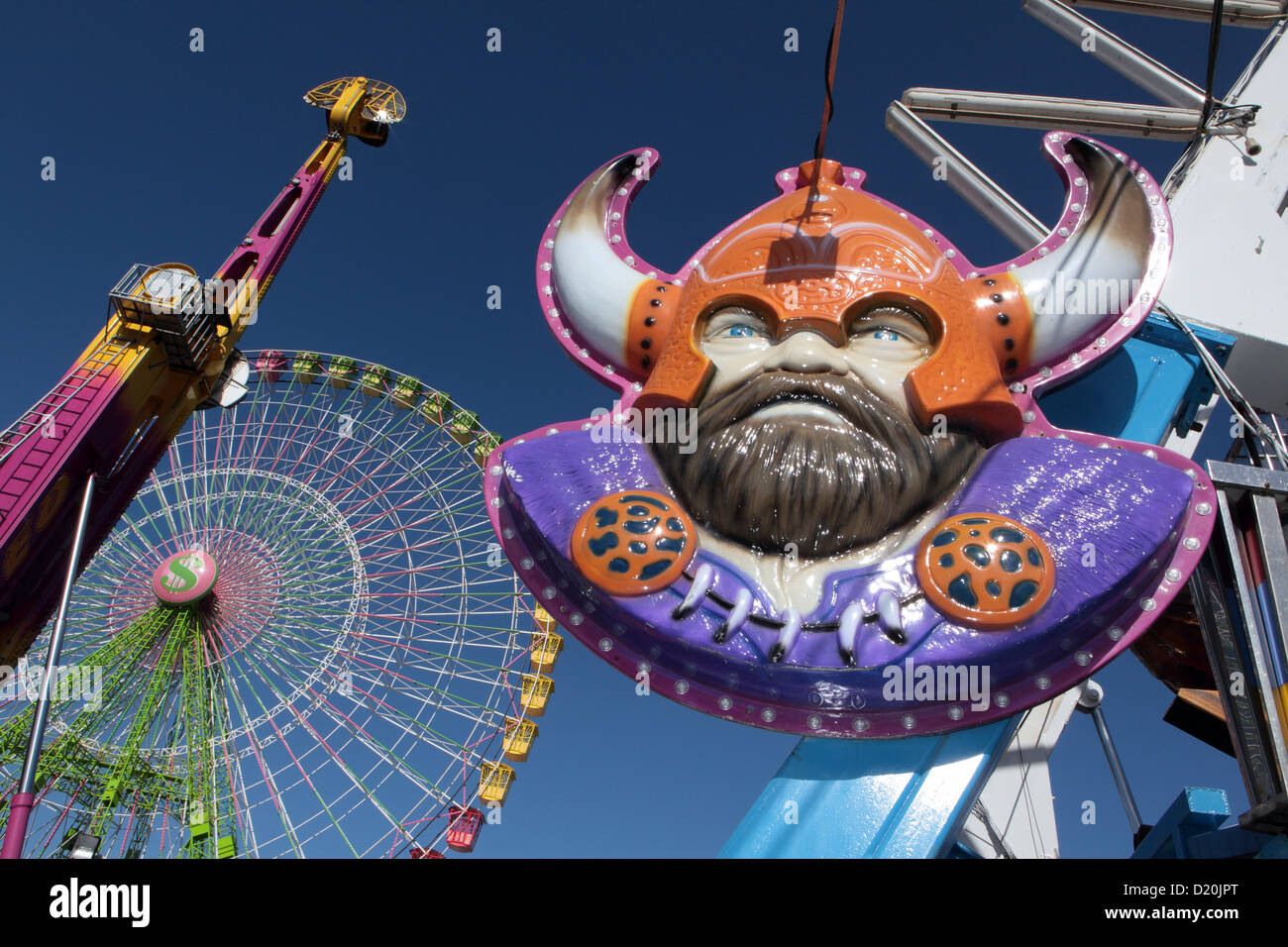 Grande faccia viking scultura fiera del divertimento in fiera con grande ruota panoramica Ferris in background, Puerto de la Cruz, Tenerife, Isole Canarie Foto Stock