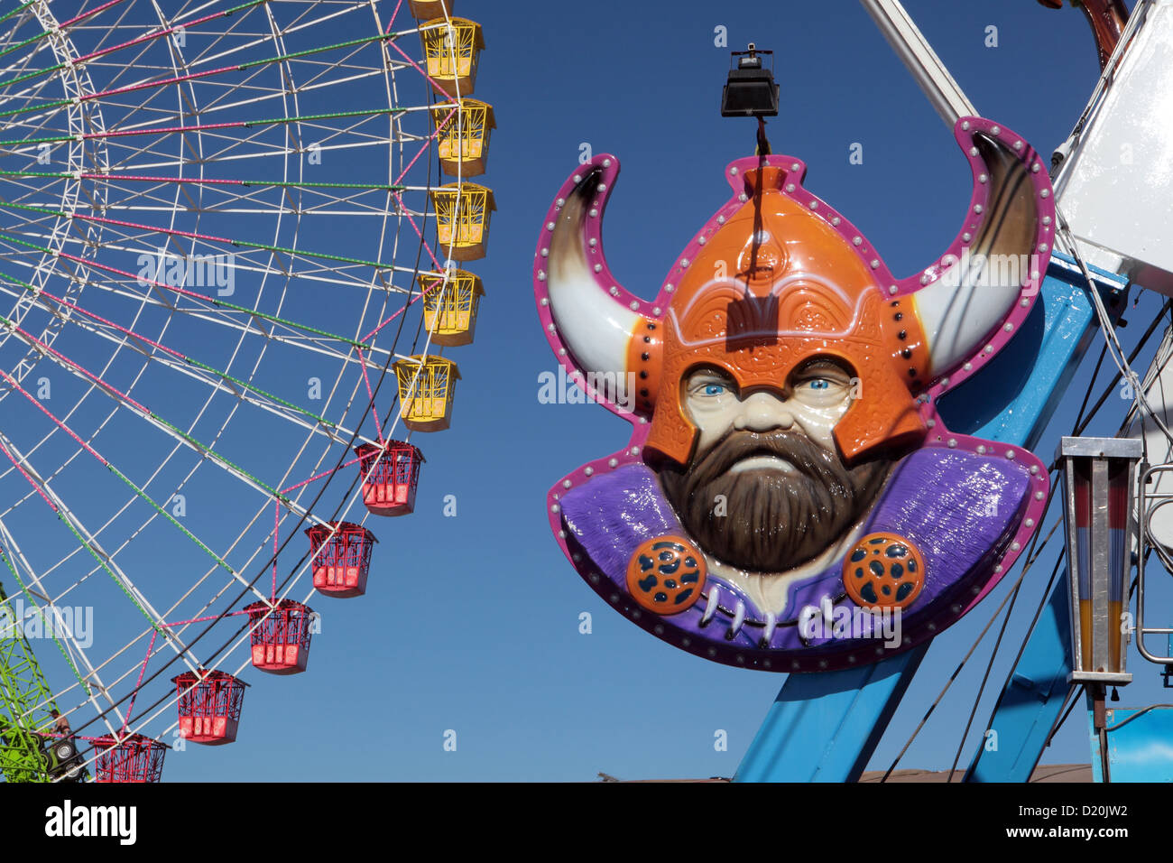 Grande faccia viking scultura fiera del divertimento in fiera con grande ruota panoramica Ferris in background, Puerto de la Cruz, Tenerife, Isole Canarie Foto Stock