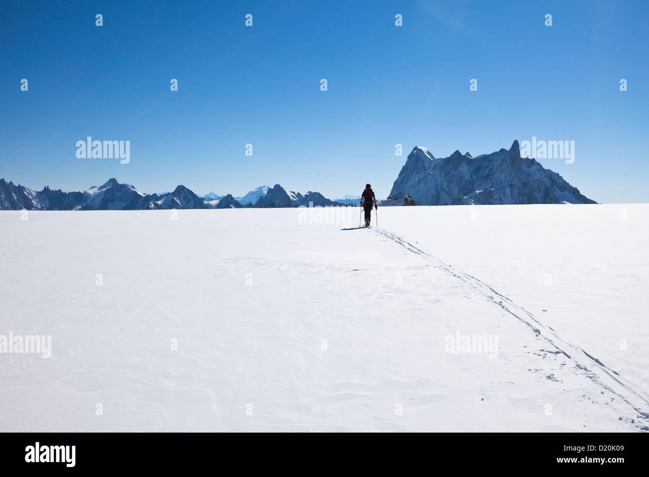 Backcountry rider sul Col du Midi, affacciato su Les Grandes Jorasses e Dent du Geant, Chamonix Mont-Blanc, Francia Foto Stock