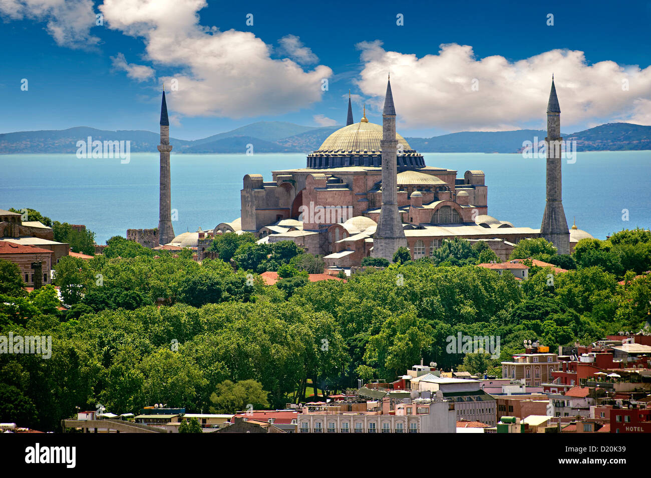 L'esterno dell'bizantine del sesto secolo (orientale) Romana Hagia Sophia ( Ayasofya ) costruita dall'imperatore Giustiniano. Istanbul TURCHIA Foto Stock