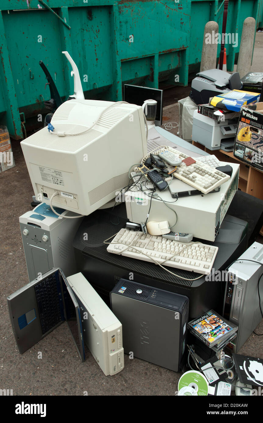 Elettronico e rottami elettrici un centro di riciclaggio Foto Stock