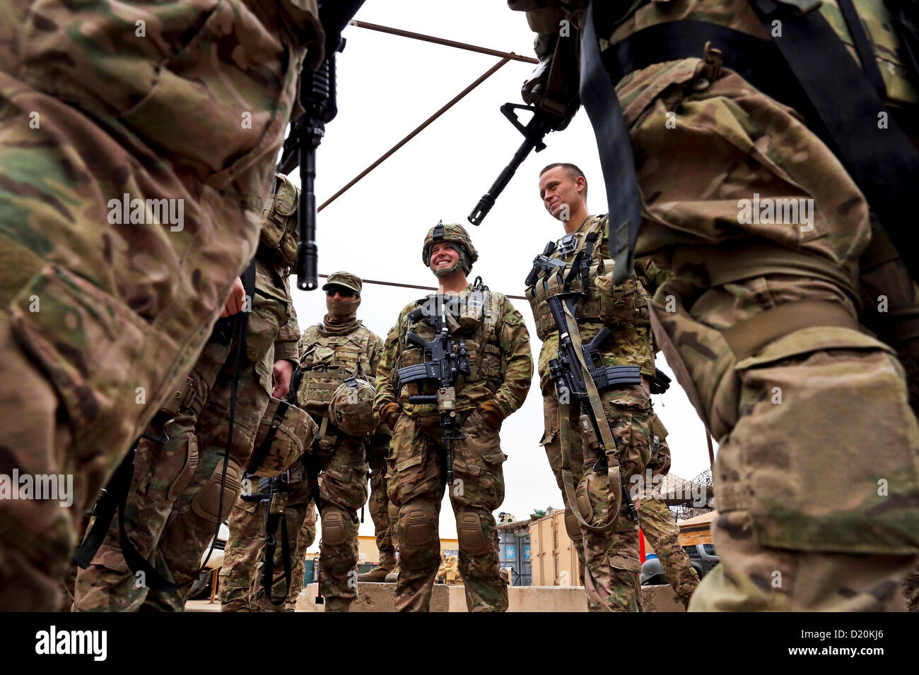 Noi forze dell esercito condurre un briefing di sicurezza prima di iniziare una pattuglia Gennaio 8, 2013 nella città di Farah, Afghanistan. Foto Stock