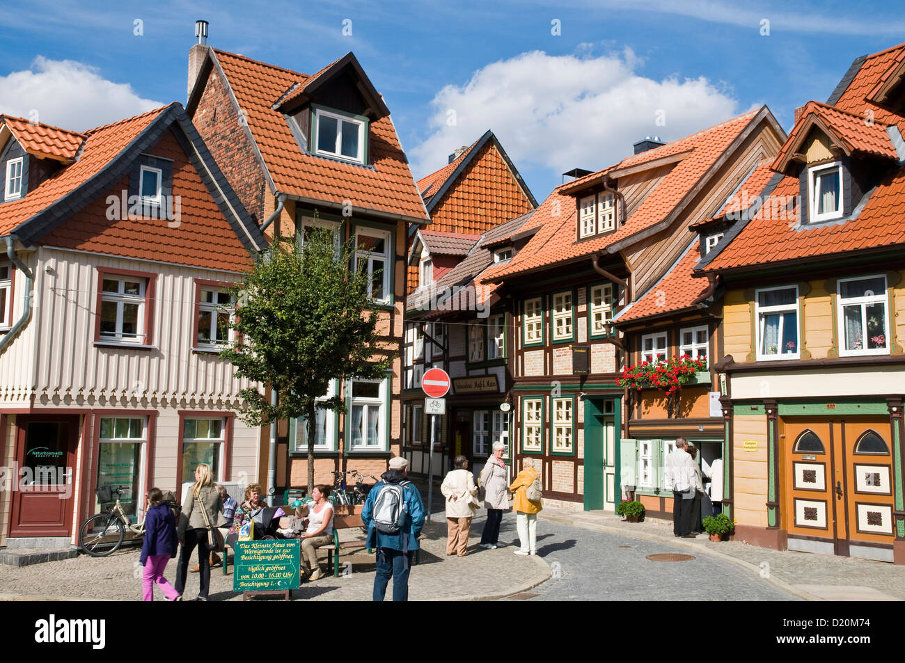 Casa più piccola, Street con le case con la struttura in legno, città vecchia, Wernigerode, Harz, Sassonia-Anhalt, Germania Foto Stock