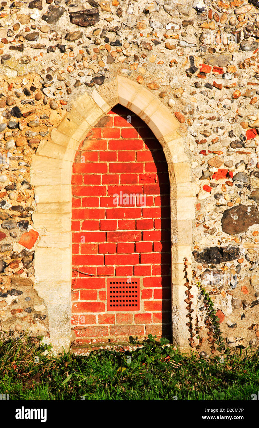 Un bloccato in alto sacerdote della porta nel coro della chiesa di Sant'Andrea a Wickhampton, Norfolk, Inghilterra, Regno Unito. Foto Stock