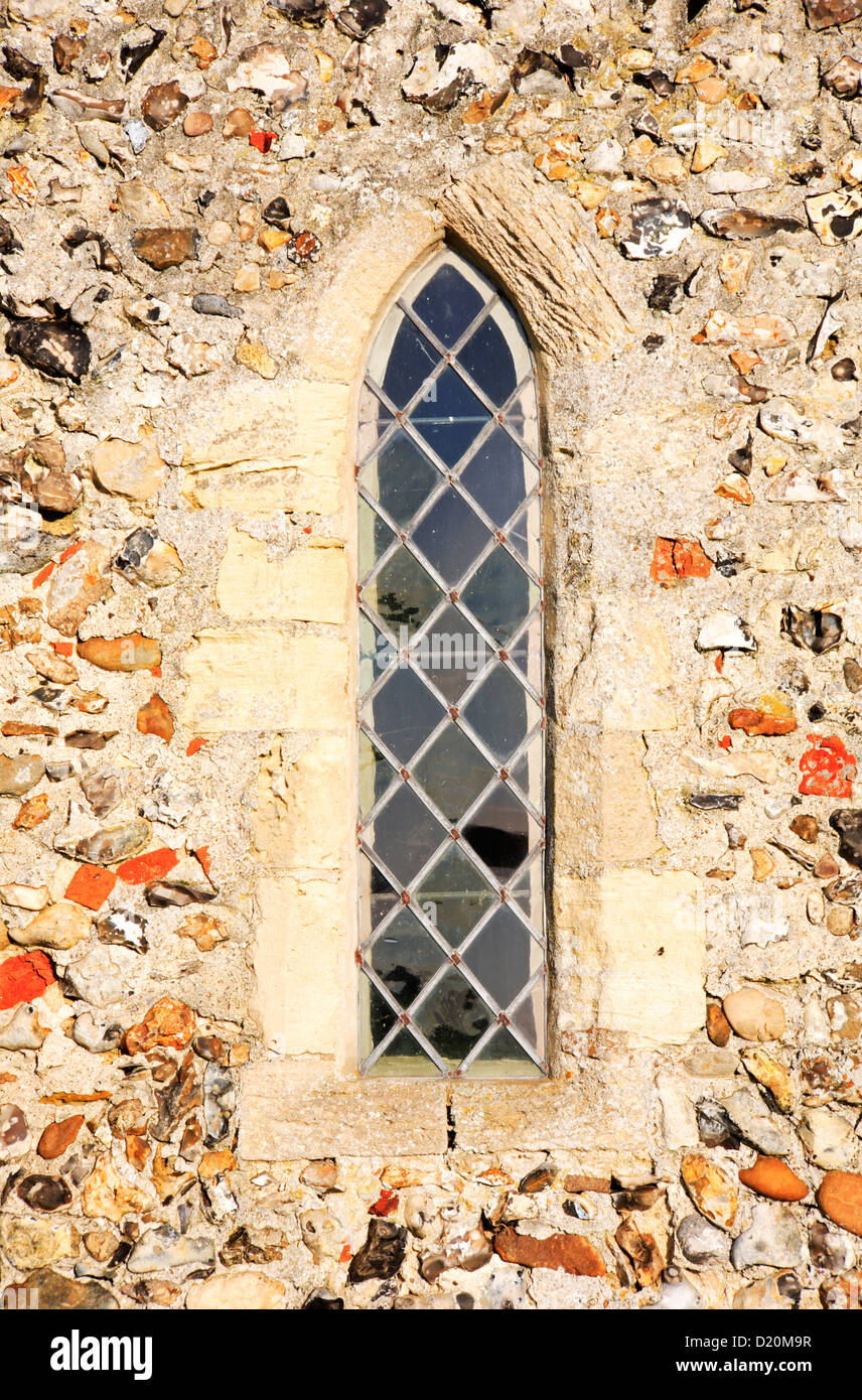 Una finestra di lancet nel coro della chiesa di Sant'Andrea a Wickhampton, Norfolk, Inghilterra, Regno Unito. Foto Stock