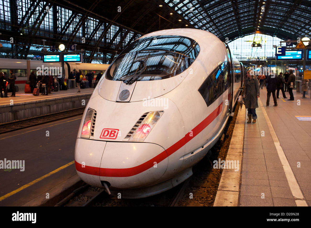 InterCity Express train, Hauptbahnhof (stazione principale), Colonia, Germania. Foto Stock