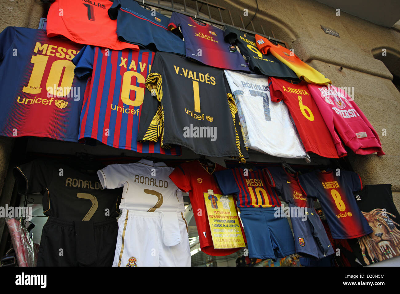 Barcelona Football Club camicie al di fuori di un negozio a Barcellona Spagna Foto Stock