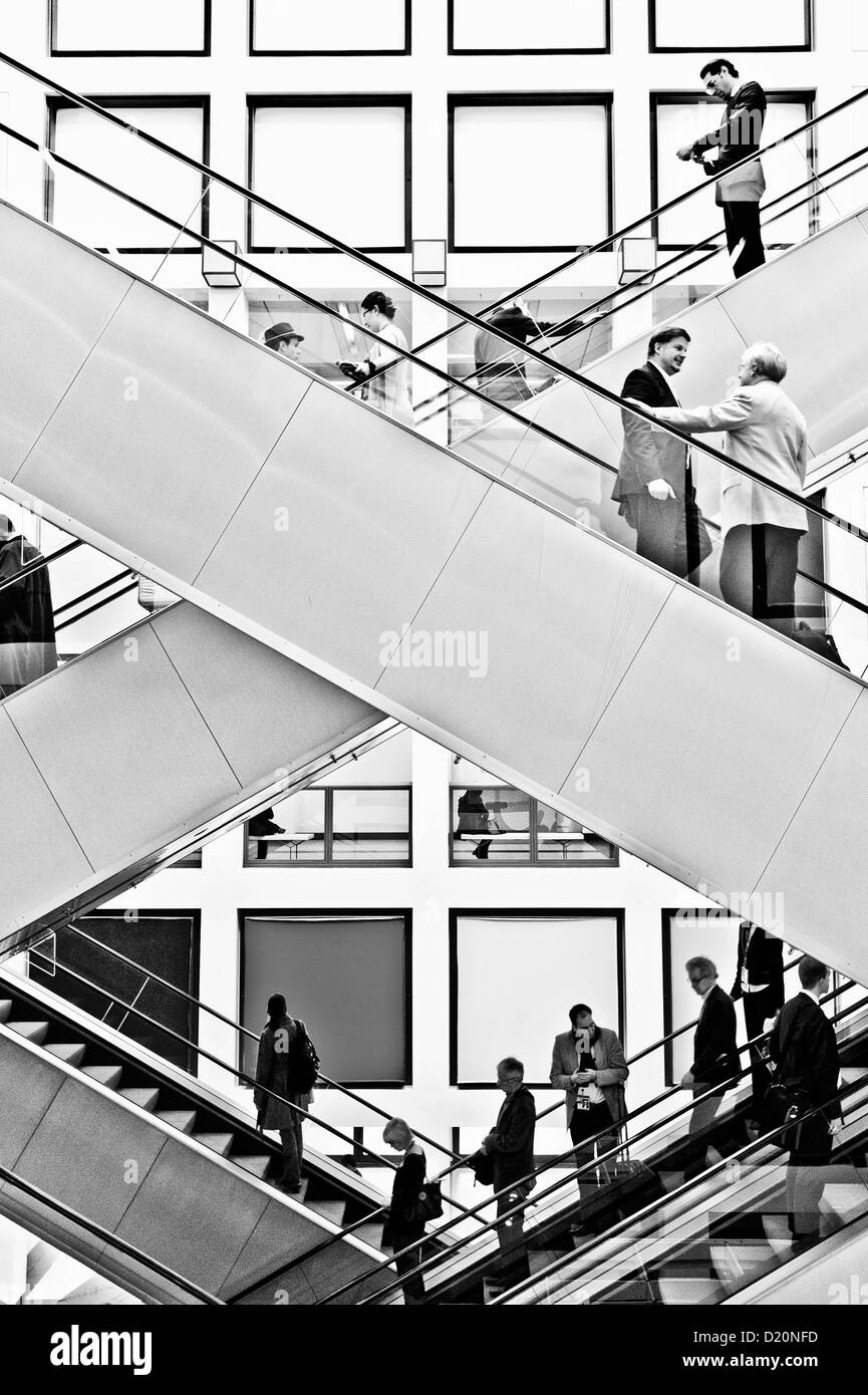 Persone, gente di affari sulle scale mobili, fiera Berlino, Berlino, Germania Foto Stock