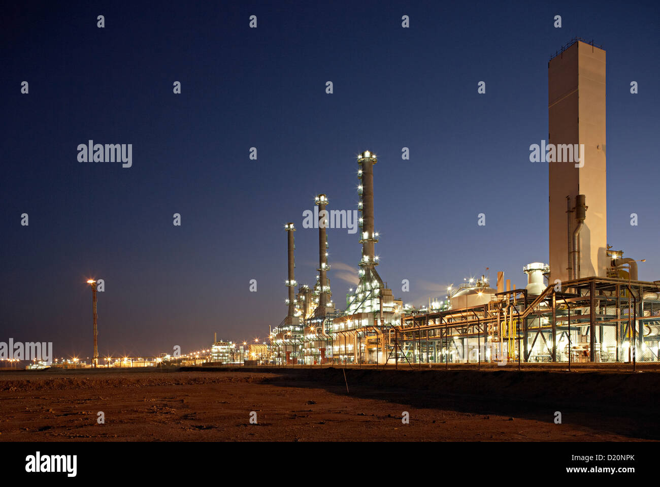 Raffineria di notte, Ras Laffan città industriale, in Qatar Foto Stock