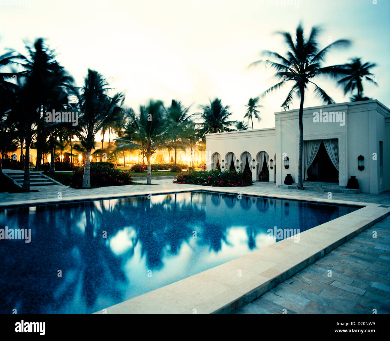 Cortile con alberi di palma, il ristorante e la piscina di Baraza Spa e resort di Bwejuu, East Coast, Zanzibar, Tanzania Africa orientale Foto Stock