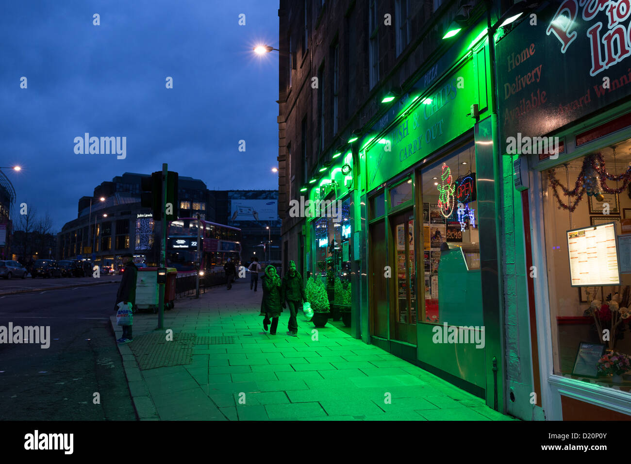 Edinburgh, midwinter - top di Leith Walk, passato a piedi ristoranti etnici. Il quartiere del teatro, pre-show per pranzo e cena. Foto Stock