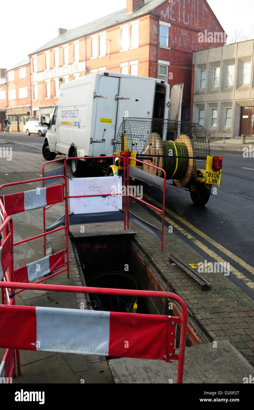 Comunicazione BT ingegneri lavorano in cattive condizioni atmosferiche. Foto Stock