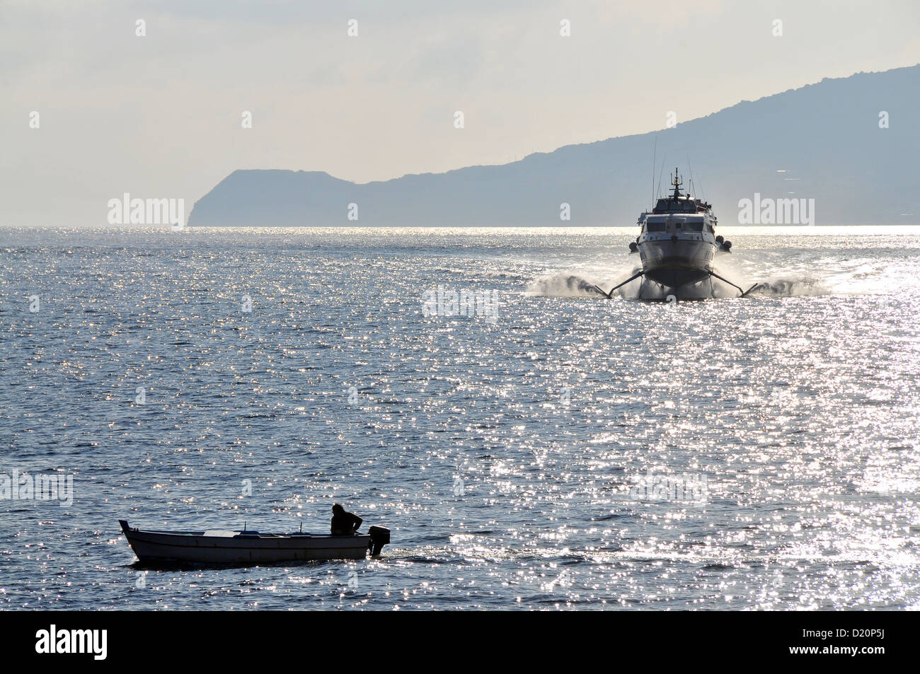 Di fronte all' Isola di Salina, Isole Eolie, in Sicilia, Italia Foto Stock