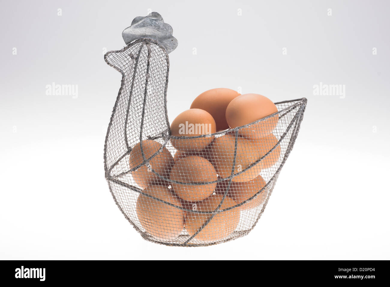 Home-uova prodotte da galline da giardino in una memorizzazione di filo sagomato a cestello come un pollo. Foto Stock