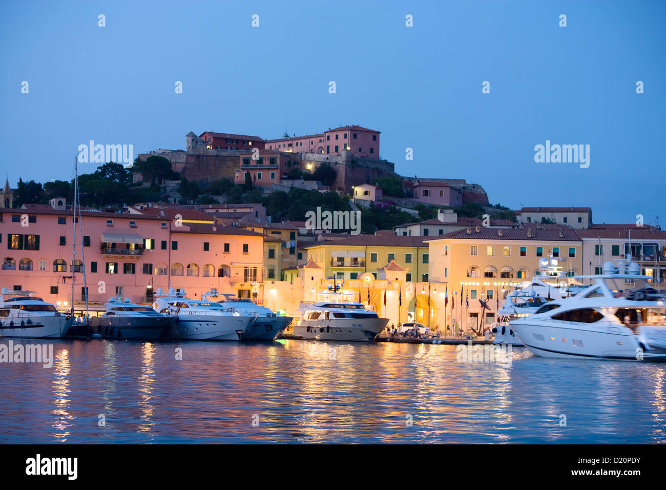 Barche a marina di sera, Portoferraio, Isola d'Elba, Toscana, Italia, Europa Foto Stock