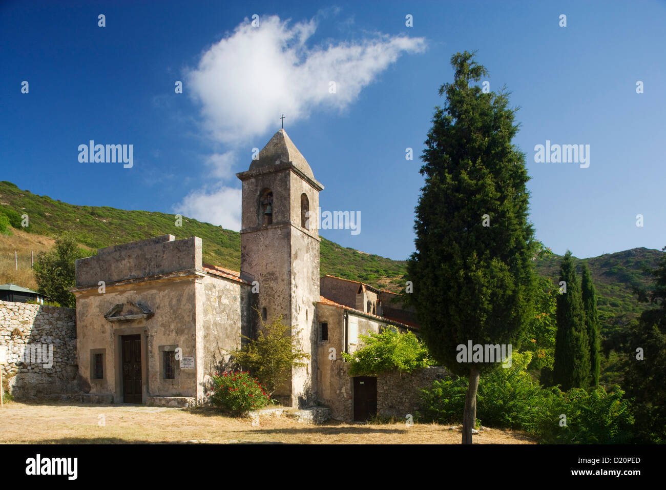 Chiesa nella luce del sole, Eremo di Santa Caterina, Rio nell'Elba, Isola d'Elba, Toscana, Italia, Europa Foto Stock