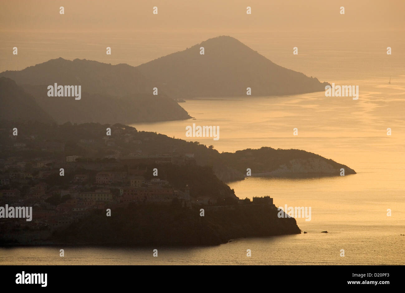Vista sulla costa settentrionale al tramonto, Isola d'Elba, Toscana, Italia, Europa Foto Stock