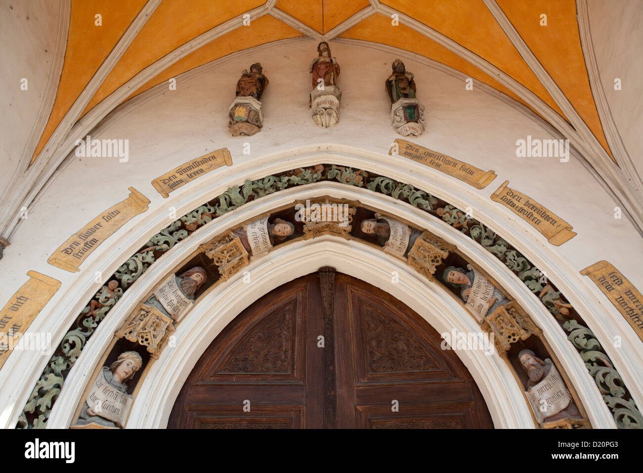 Decorazione figurativa sul portale della chiesa di San Joduk, Landshut, Bassa Baviera, Baviera, Germania, Europa Foto Stock