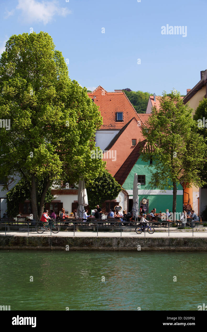 Isar canal e lo Stadt Landshut beergarden, Landshut, Bassa Baviera, Baviera, Germania, Europa Foto Stock