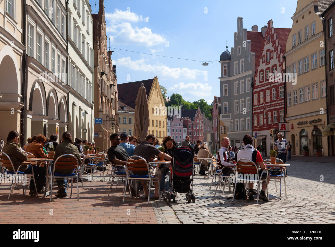 Street cafe e case storiche lungo Altstadtgasse, Landshut, Bassa Baviera, Baviera, Germania, Europa Foto Stock