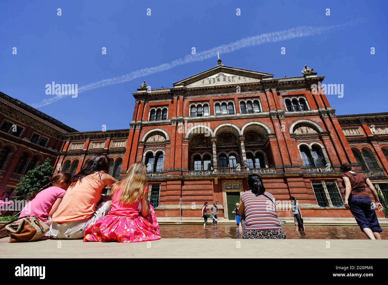 Le persone presso la John Madejski giardino nella parte anteriore del Victoria and Albert Museum di Londra, Inghilterra, Gran Bretagna, Europa Foto Stock