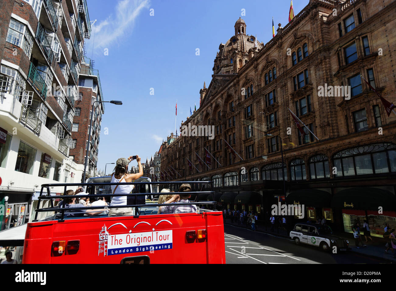 Turistica prendendo una foto di Harrods, Brompton Road e Knightsbridge di Londra, Inghilterra, Gran Bretagna, Europa Foto Stock