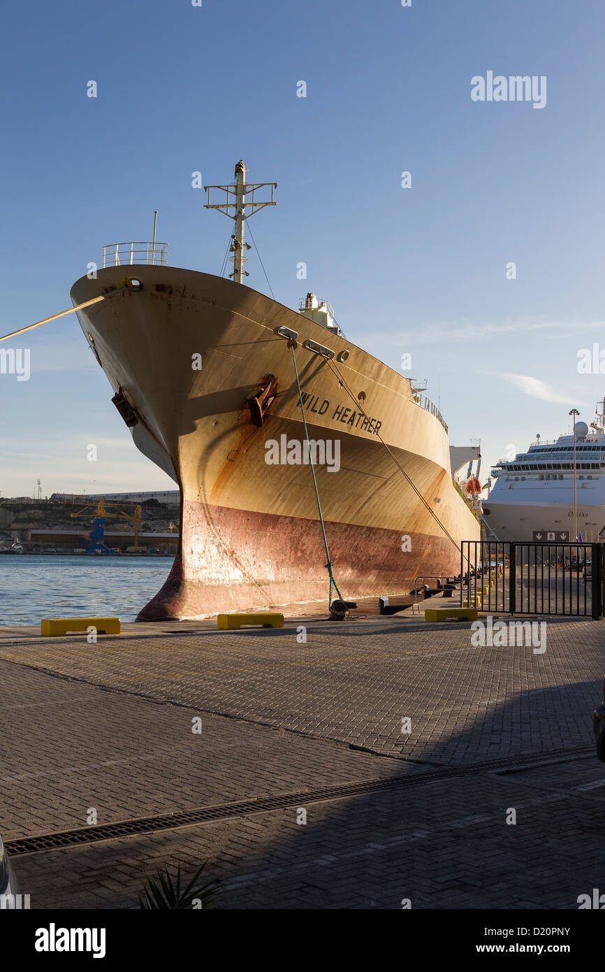 Nave commerciale ormeggiati Grand Harbour di Malta. Foto Stock