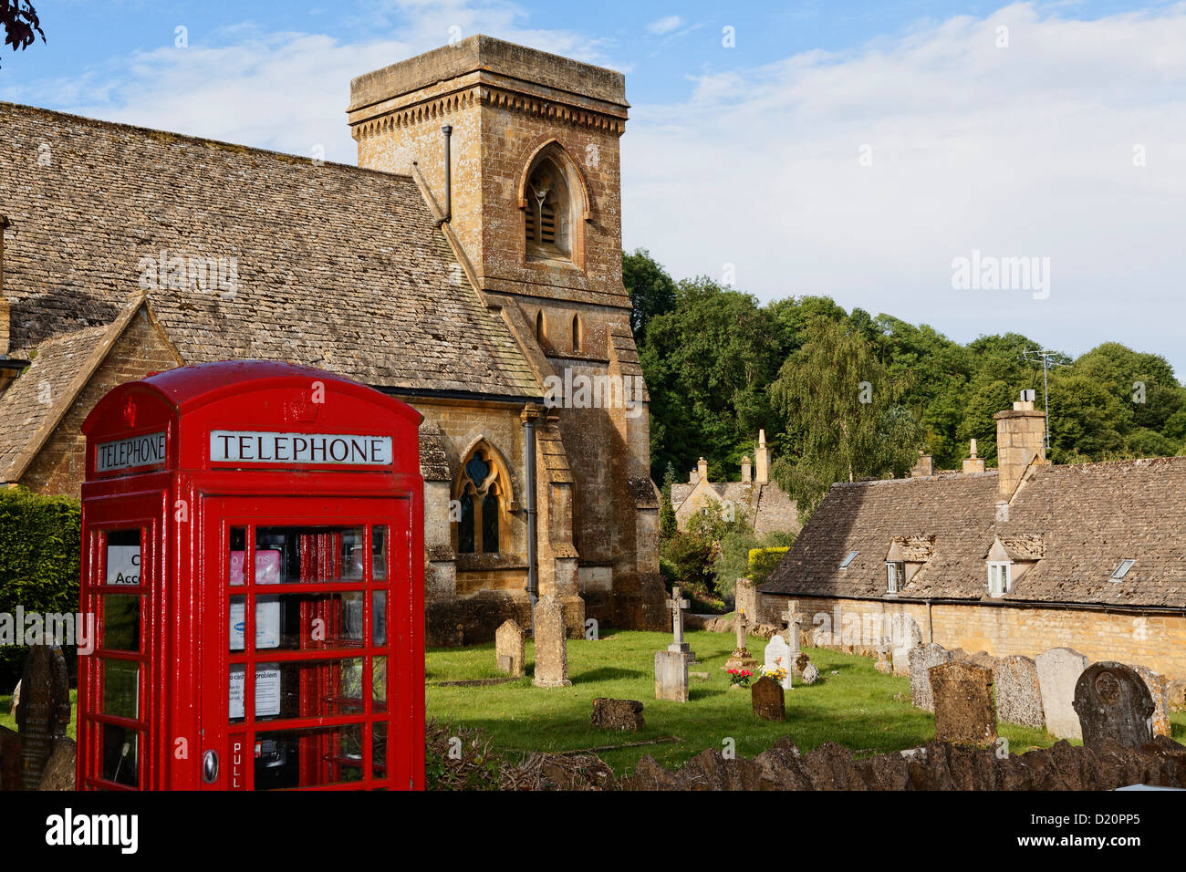 Cabina telefonica nella parte anteriore del San Barnaba chiesa, Snowshill, Gloucestershire, Cotswolds, Inghilterra, Gran Bretagna, Europa Foto Stock