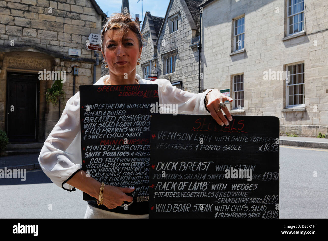 La donna che mostra il menu della Royal Oak Pub, Painswick, Gloucestershire, Cotswolds, Inghilterra, Gran Bretagna, Europa Foto Stock
