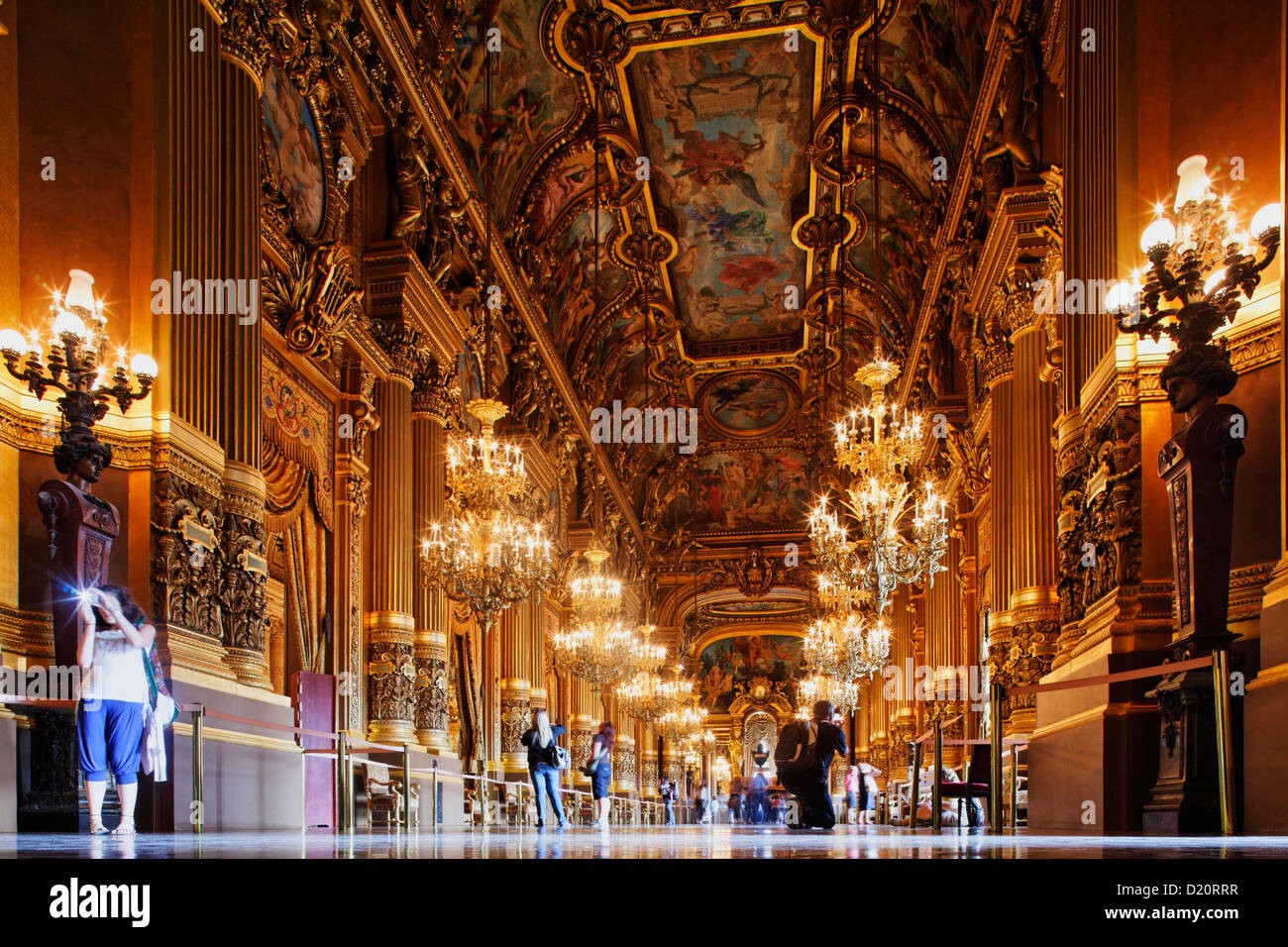 Le persone al Grand Hall dell'Opera Garnier, Parigi, Francia, Europa Foto Stock