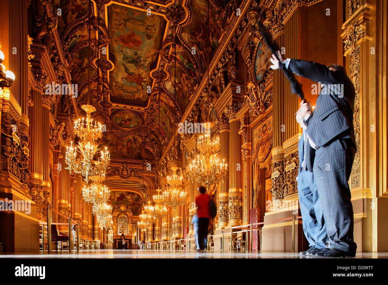 Le persone al Grand Hall dell'Opera Garnier, Parigi, Francia, Europa Foto Stock