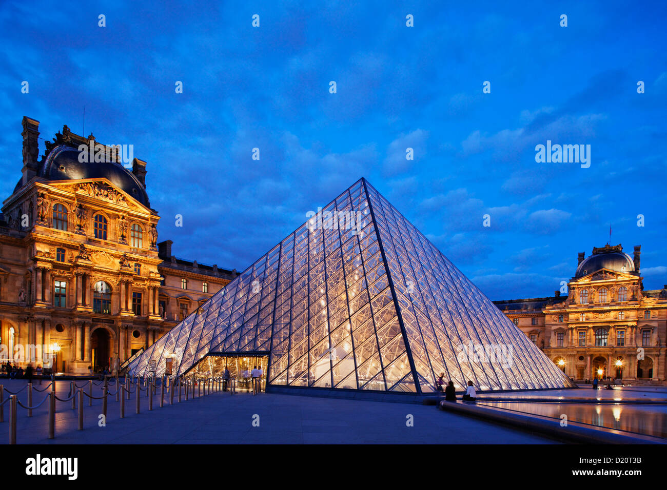 Museo del Louvre e la piramide mediante I.M. Pei in serata, Parigi, Francia, Europa Foto Stock