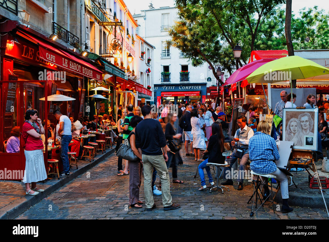 Persone in ristoranti presso la piazza Place du Tertre, Montmartre, Parigi, Francia, Europa Foto Stock