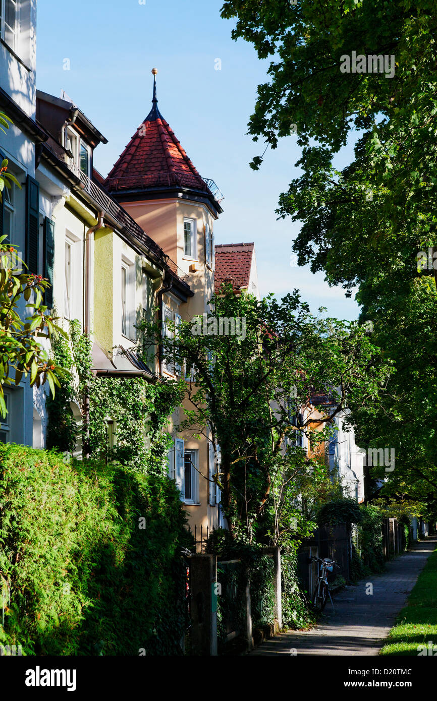 Case di città sotto la luce diretta del sole, Gern, Monaco di Baviera, Baviera, Baviera, Germania, Europa Foto Stock