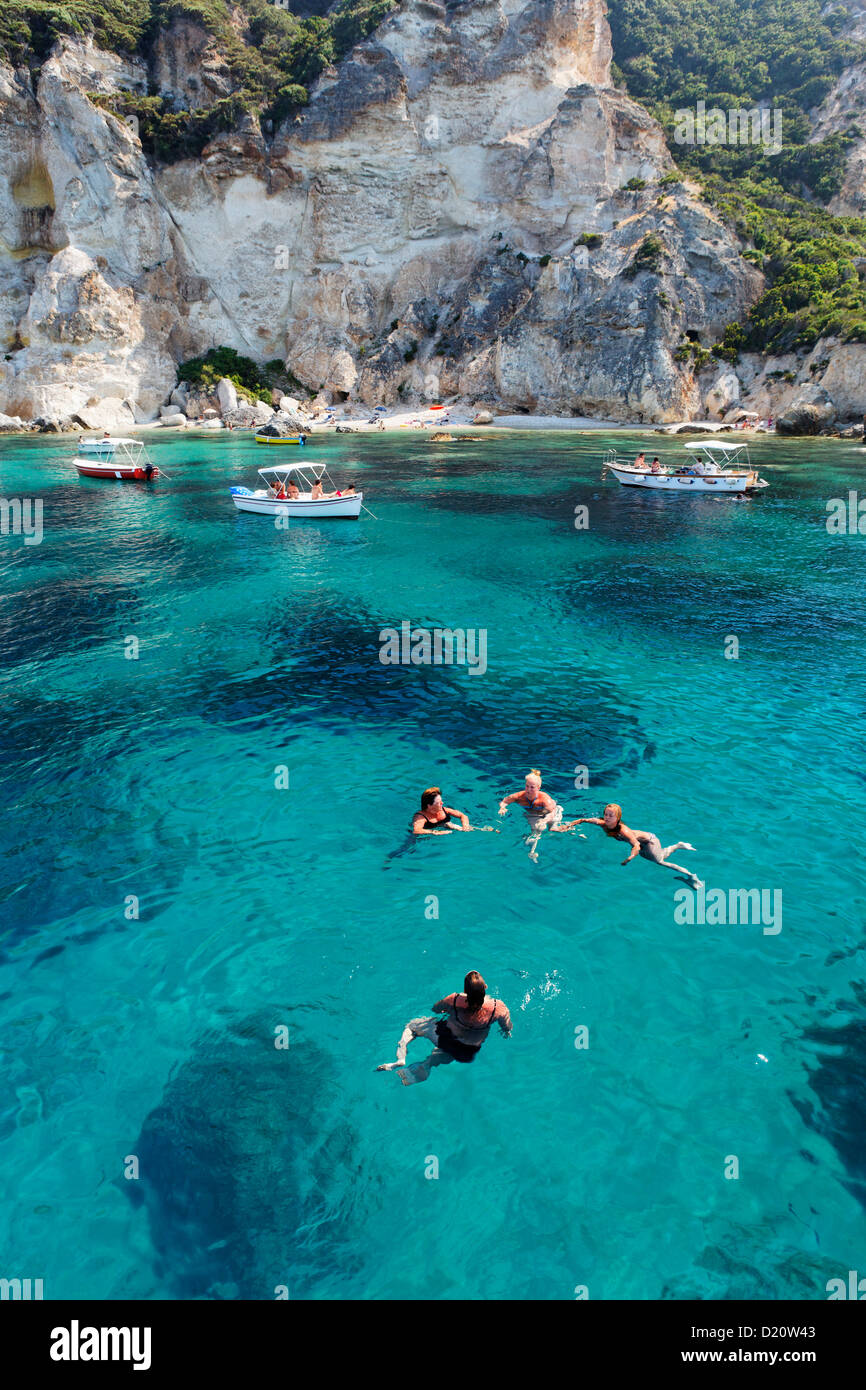 La gente la balneazione off Cala Felci beach, Isola di Ponza e isole Pontine, Lazio, l'Italia, Europa Foto Stock
