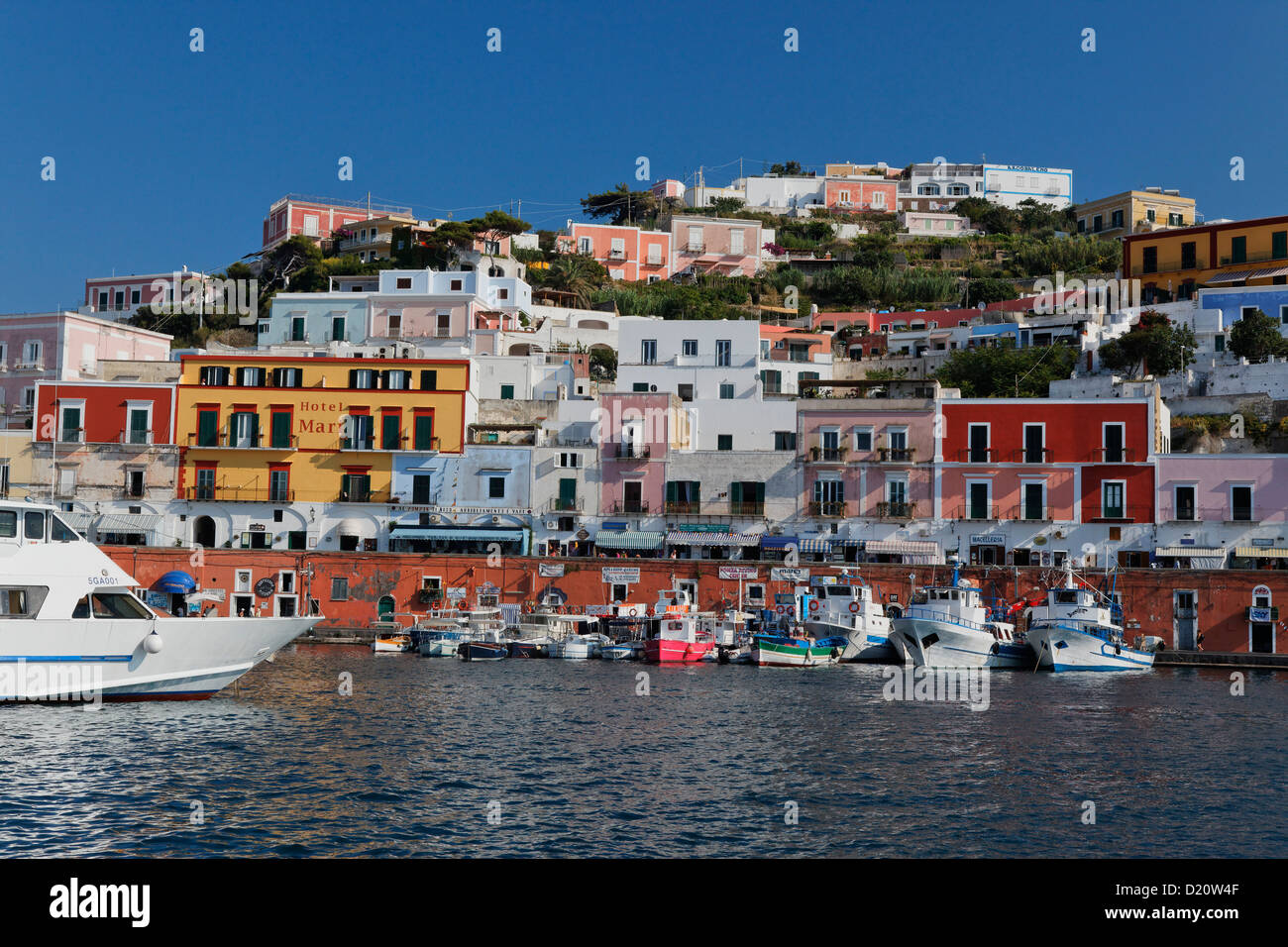 Il porto e le case del comune di Ponza, Isola di Ponza e isole Pontine, Lazio, l'Italia, Europa Foto Stock