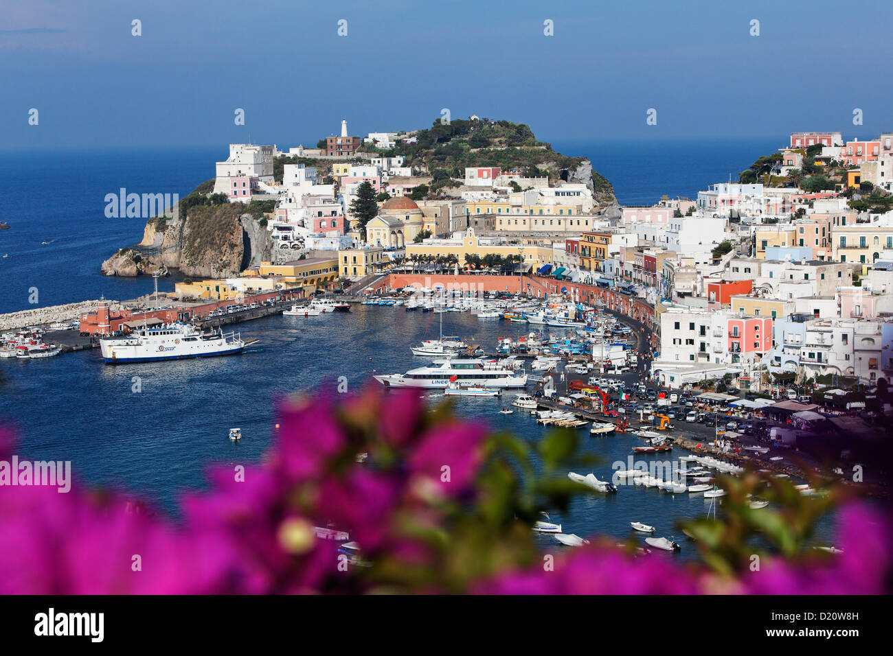 Vista del porto e della città di Ponza, Isola di Ponza e isole Pontine, Lazio, l'Italia, Europa Foto Stock